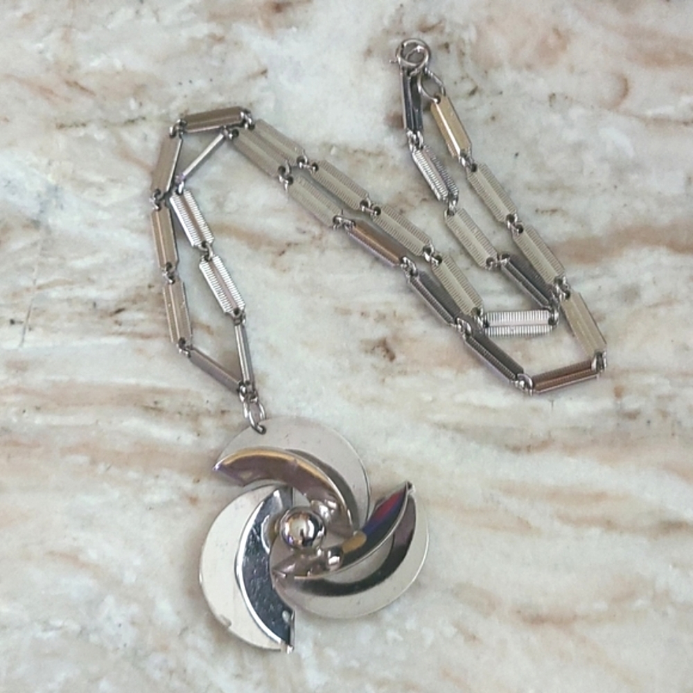 Vintage 70s Pinwheel Pendant Necklace